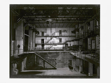 Harf Zimmermann, THE E, Edition & Special Edition, Silbergelatine, Handabzüge des Künstlers, gestempelt, nummeriert und signiert auf der Rückseite, Harf Zimmermann, THE E, E-Werk, Berlin Mitte, Kraftwerk, Umspannwerk, Location, Eventlocation, Club, Backstein, Industriebau, Bauwerk, Wilhelmstrasse, Schwarzweiß Fotografie, schwarzweiß Fotos, Handprint, Fotograf Dresden, Fotograf Berlin, Internationaler Fotograf, Großformat-Fotografie, Kunsteditionen
Fine Art Photography
Special Edition