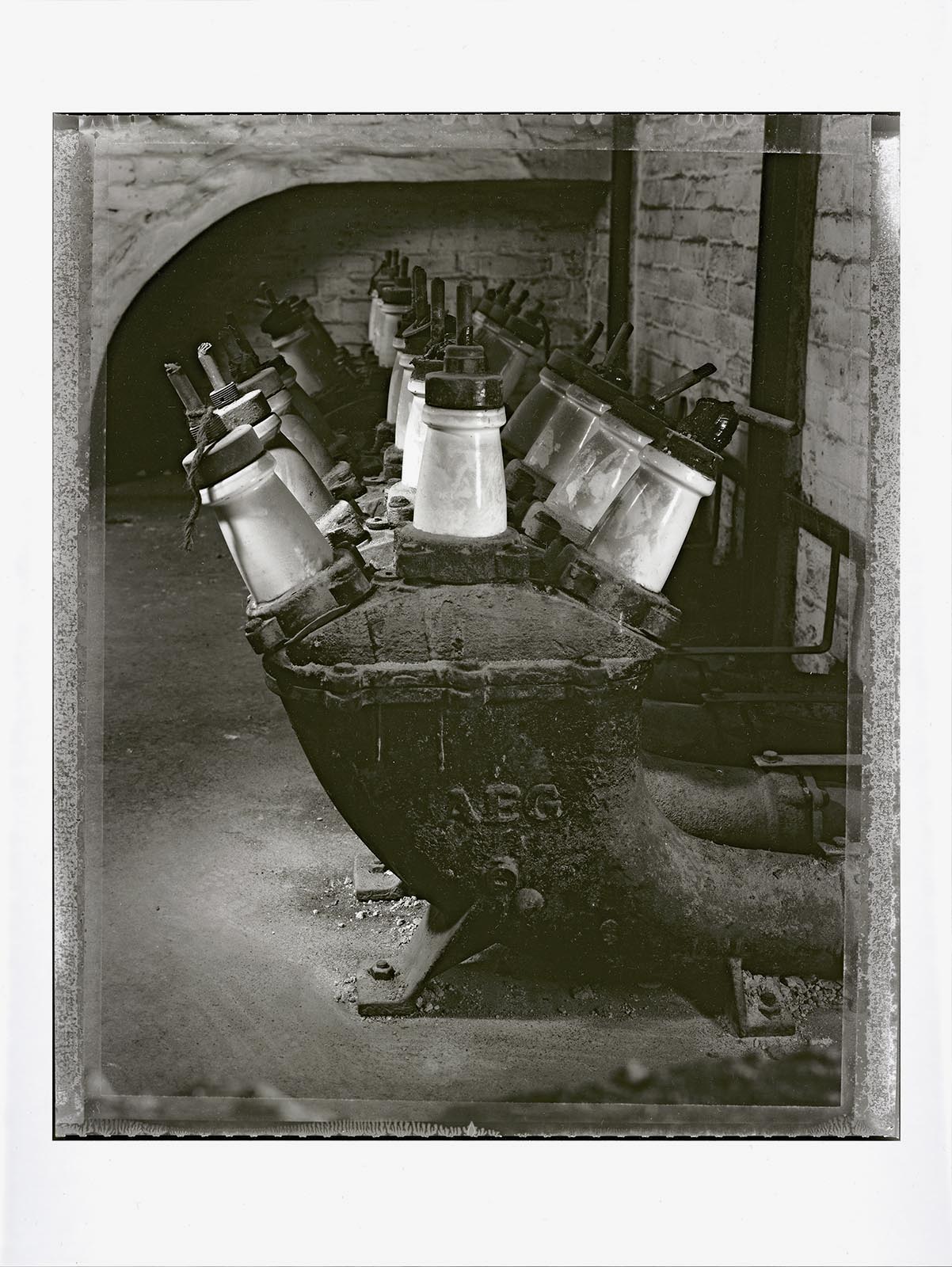 Harf Zimmermann, THE E, Edition & Special Edition, Silbergelatine, Handabzüge des Künstlers, gestempelt, nummeriert und signiert auf der Rückseite, Harf Zimmermann, THE E, E-Werk, Berlin Mitte, Kraftwerk, Umspannwerk, Location, Eventlocation, Club, Backstein, Industriebau, Bauwerk, Wilhelmstrasse, Schwarzweiß Fotografie, schwarzweiß Fotos, Handprint, Fotograf Dresden, Fotograf Berlin, Internationaler Fotograf, Großformat-Fotografie