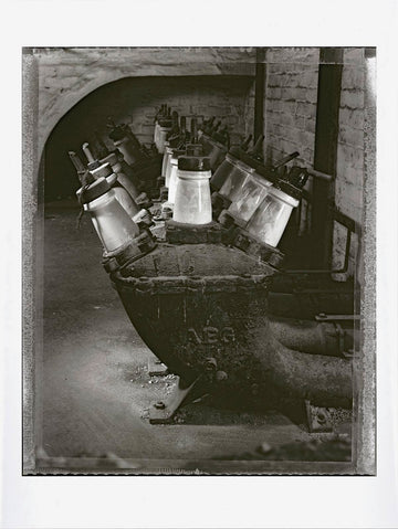 Harf Zimmermann, THE E, Edition & Special Edition, Silbergelatine, Handabzüge des Künstlers, gestempelt, nummeriert und signiert auf der Rückseite, Harf Zimmermann, THE E, E-Werk, Berlin Mitte, Kraftwerk, Umspannwerk, Location, Eventlocation, Club, Backstein, Industriebau, Bauwerk, Wilhelmstrasse, Schwarzweiß Fotografie, schwarzweiß Fotos, Handprint, Fotograf Dresden, Fotograf Berlin, Internationaler Fotograf, Großformat-Fotografie