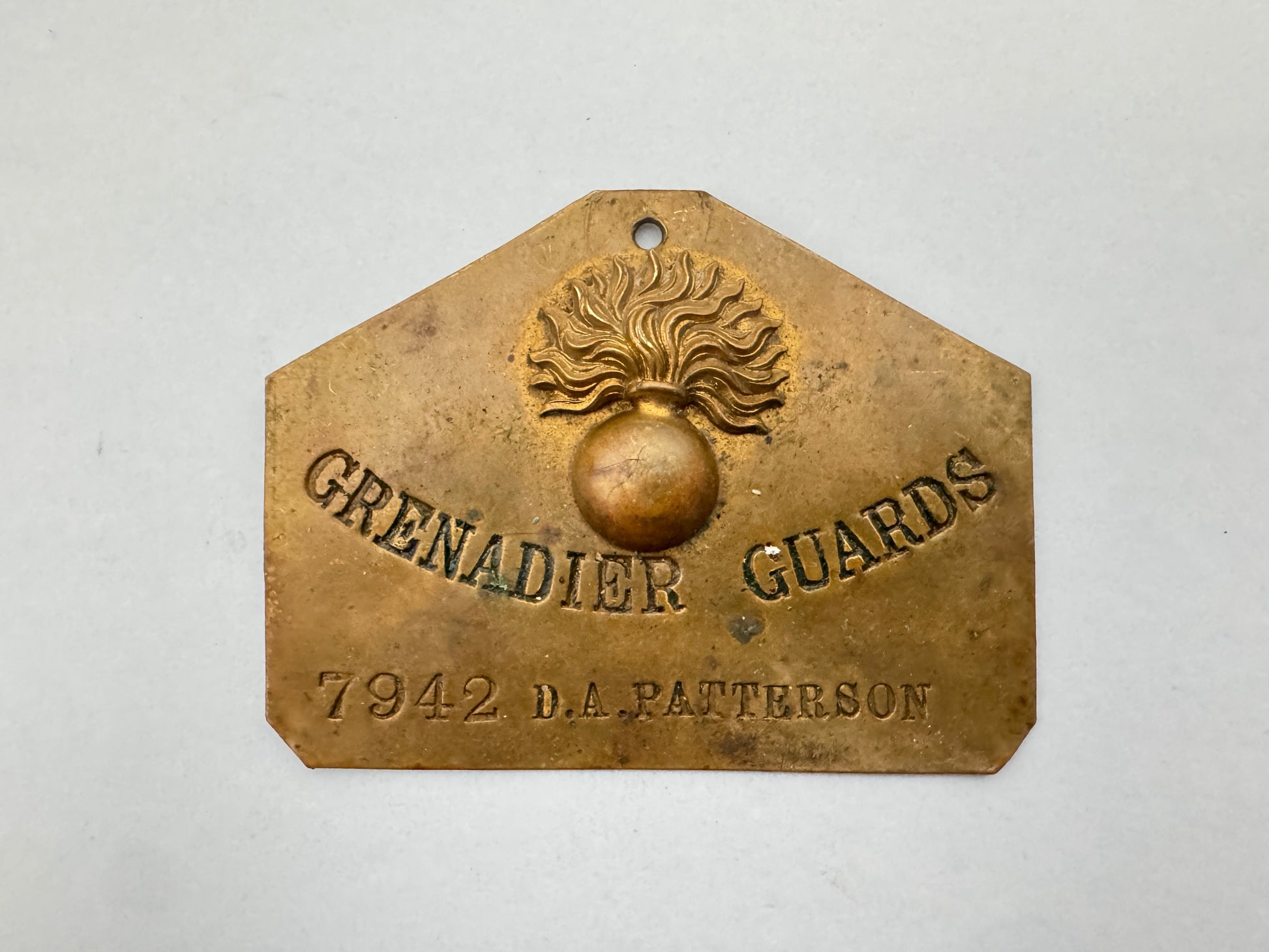 WW1 British Army Grenadier Guards Duty Bed Plate – An original duty bed plate of the Grenadier Guards. 115 x 86 mm. Brass