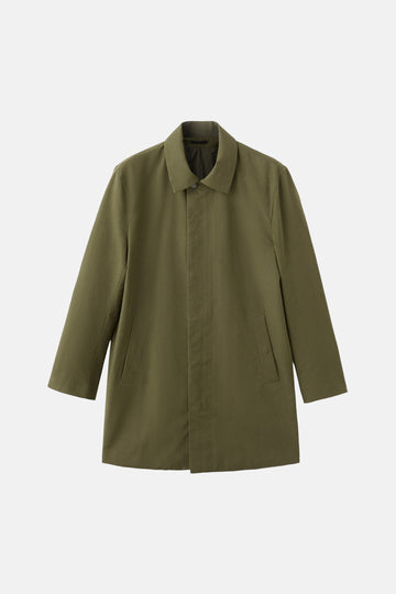 Long manteau kaki de MANGO, avec un col classique et une fermeture dissimulée sur le devant.