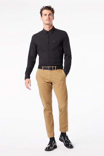 Beige chino de DOCKERS, avec des revers relevés et porté avec un T-shirt blanc et des baskets blanches.