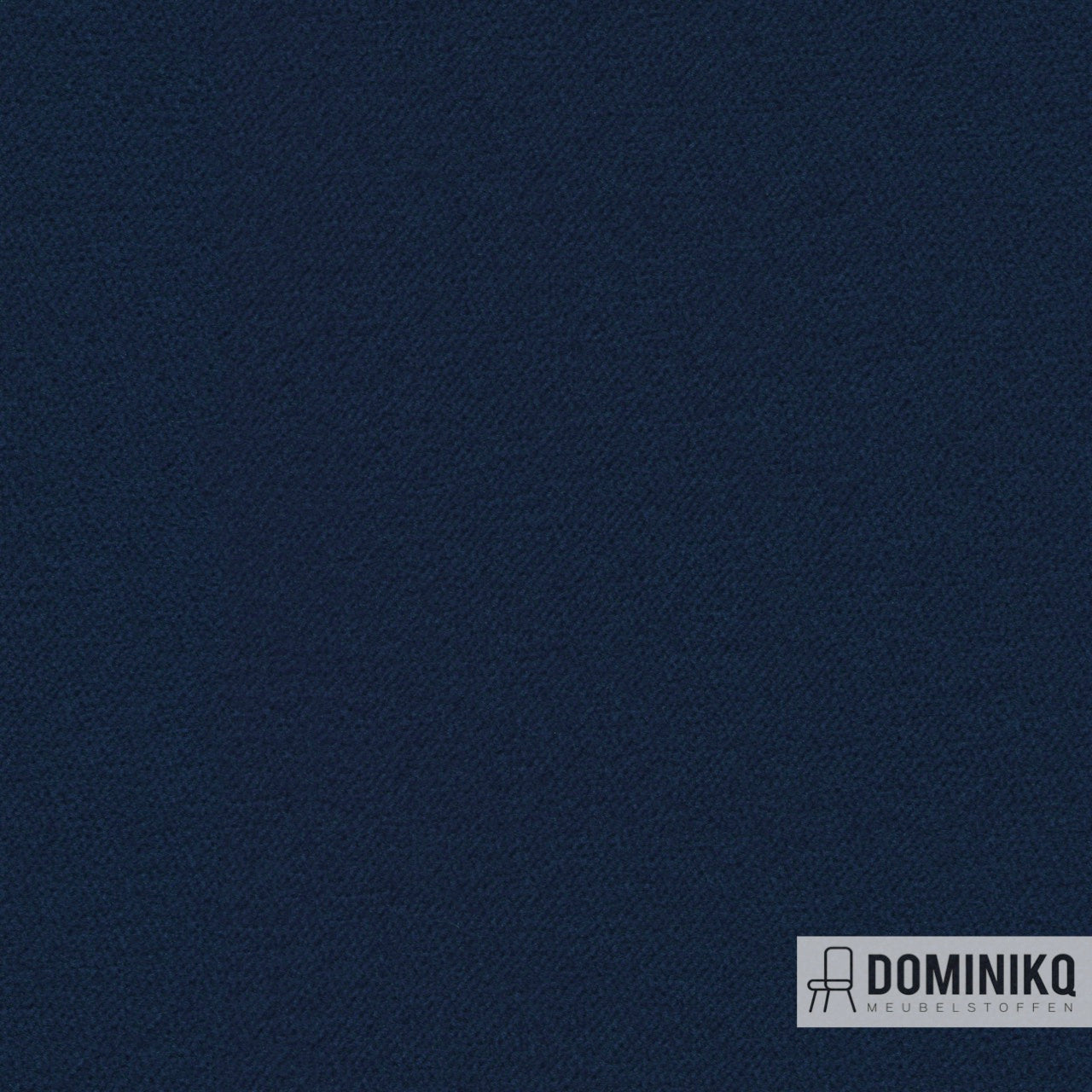 Donkerblauwe Regent-stof van Camira met matte glans voor luxe interieurs, bekend om zijn slijtvastheid en brandveiligheid.