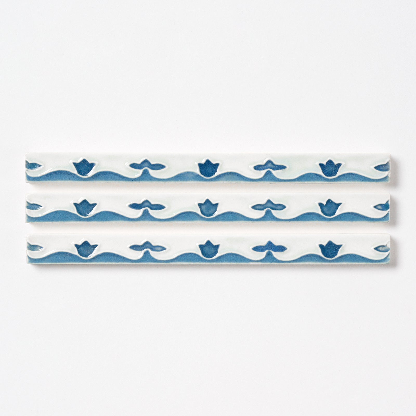 1920s The Mosaic Tile Company Blue & White Tulip Trim Tile