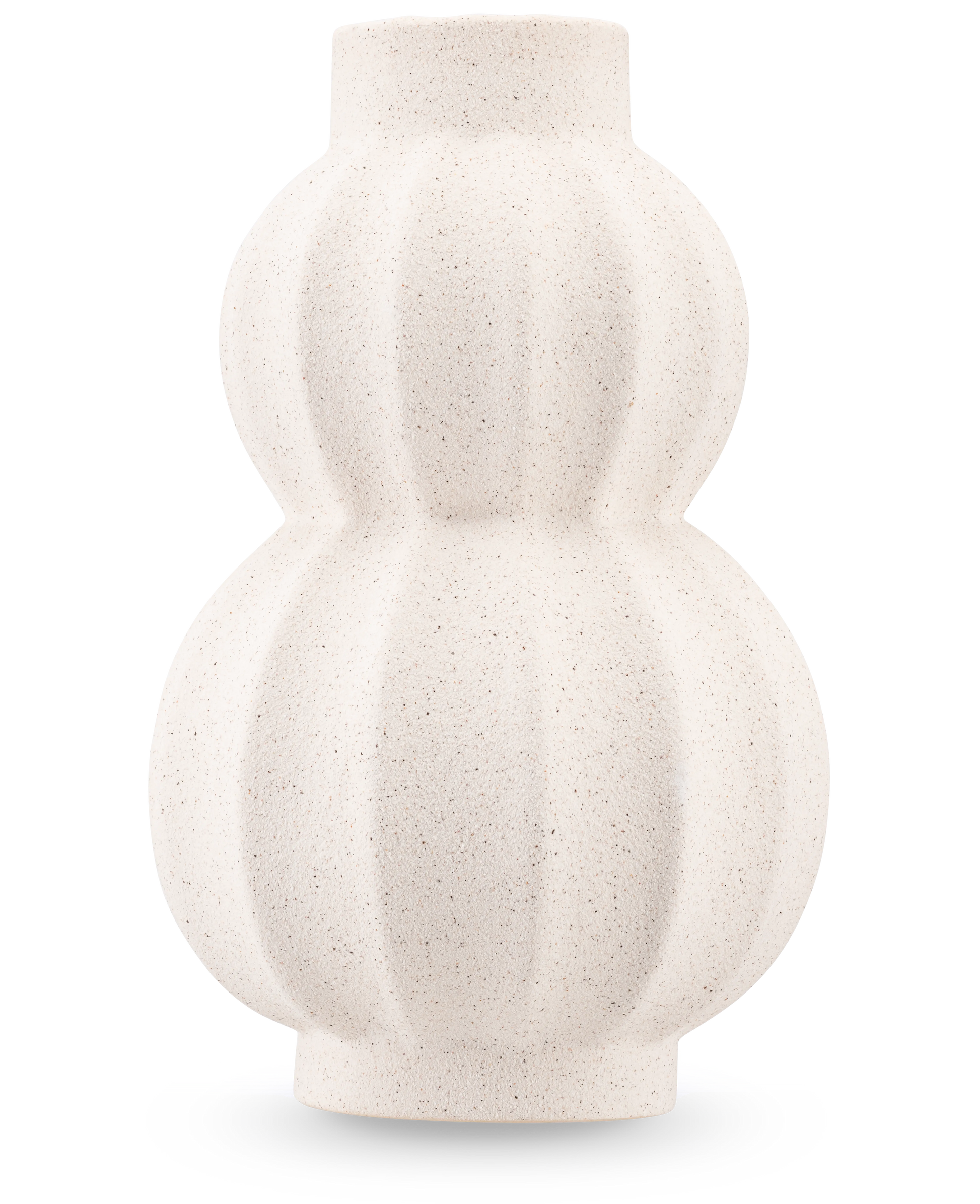 De Vaas Bloomnest 24 cm beige is een witte vaas van gestructureerd keramiek met een matte afwerking en een afgeronde dubbele kalebasvorm met verticale groeven. Ideaal voor kunstbloemen. Afgebeeld tegen een effen, lichtgekleurde achtergrond.