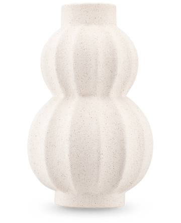 De Vaas Bloomnest 24 cm beige is een witte vaas van gestructureerd keramiek met een matte afwerking en een afgeronde dubbele kalebasvorm met verticale groeven. Ideaal voor kunstbloemen. Afgebeeld tegen een effen, lichtgekleurde achtergrond.
