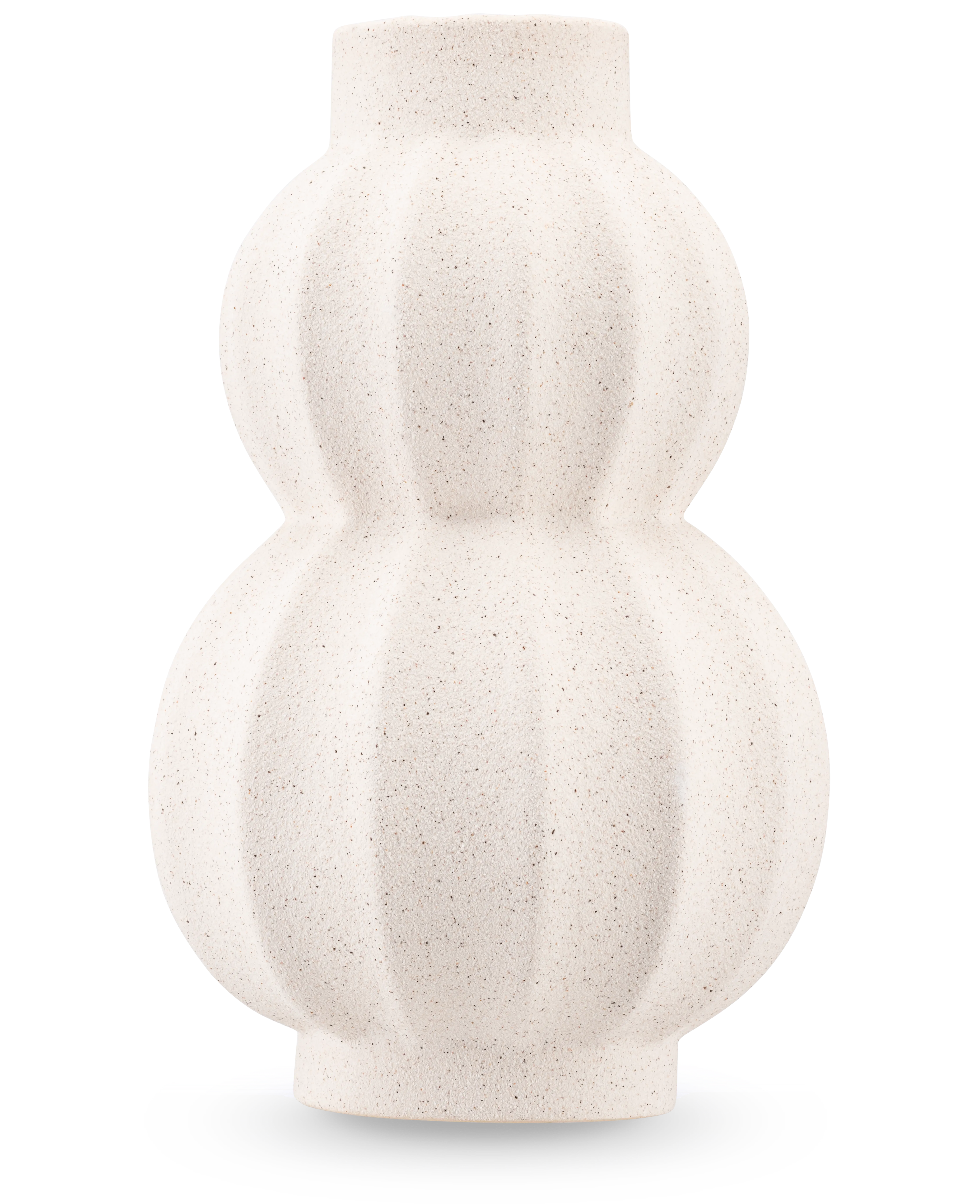 De Vaas Bloomnest 24 cm beige is een witte vaas van gestructureerd keramiek met een matte afwerking en een afgeronde dubbele kalebasvorm met verticale groeven. Ideaal voor kunstbloemen. Afgebeeld tegen een effen, lichtgekleurde achtergrond.