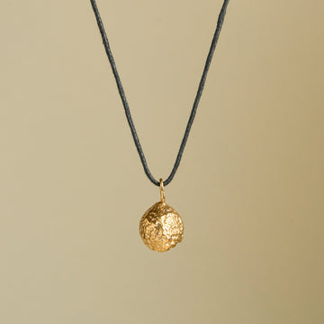 COLLAR NUEZ GRANDE DORADO LARGO HILO NEGRO.