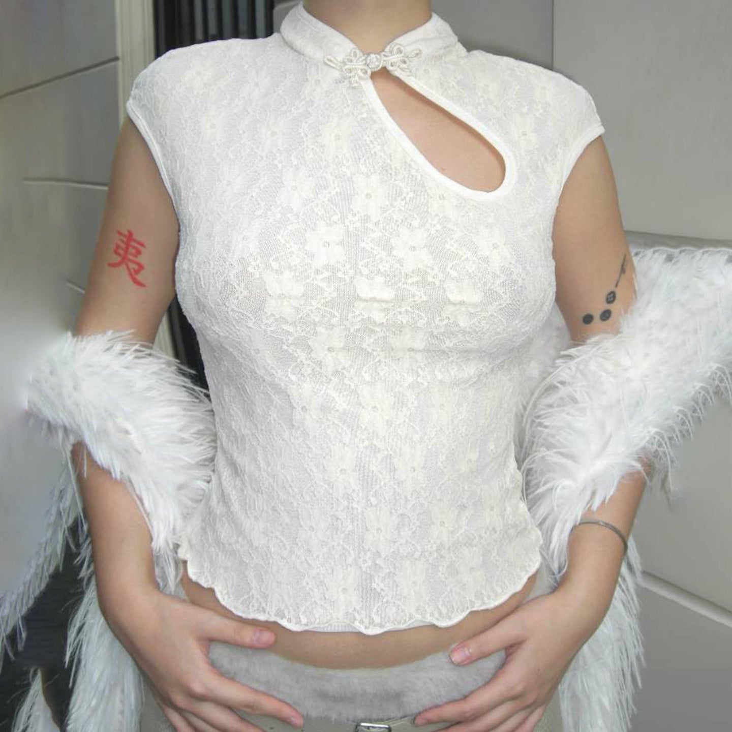 Damen Crop-Top mit floralem Spitzenmuster und raffiniertem Halterneck Echo Archiv