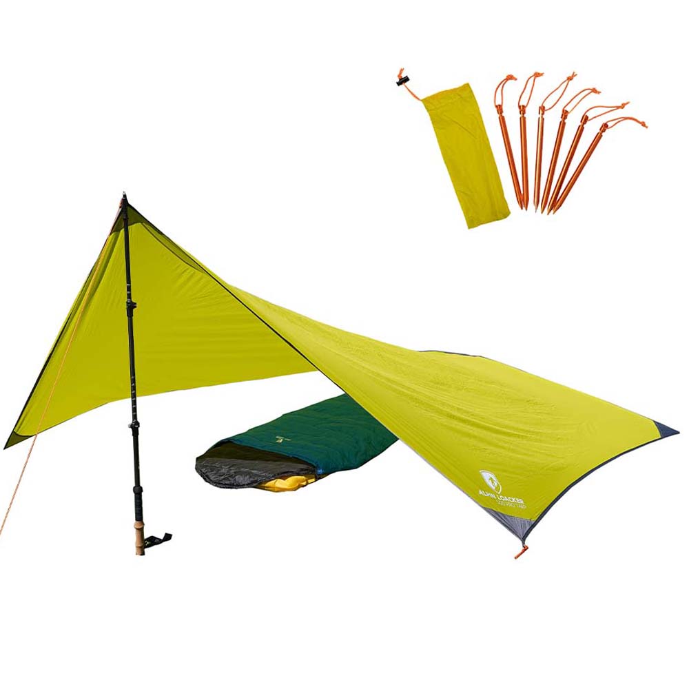 Tarp 500 - das leichte Wingtarp: Aufgebaute Tarp-Shelter mit Trekkingstock, grünem Schlafsack, sechs Alu-Heringen und gelbem Packsack, ideal für Outdoor-Abenteuer.