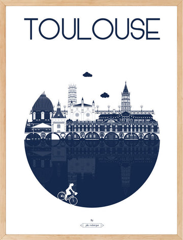 Affiche "Toulouse – La Ville" en marine, encadrée en bois clair, dans un intérieur lumineux.