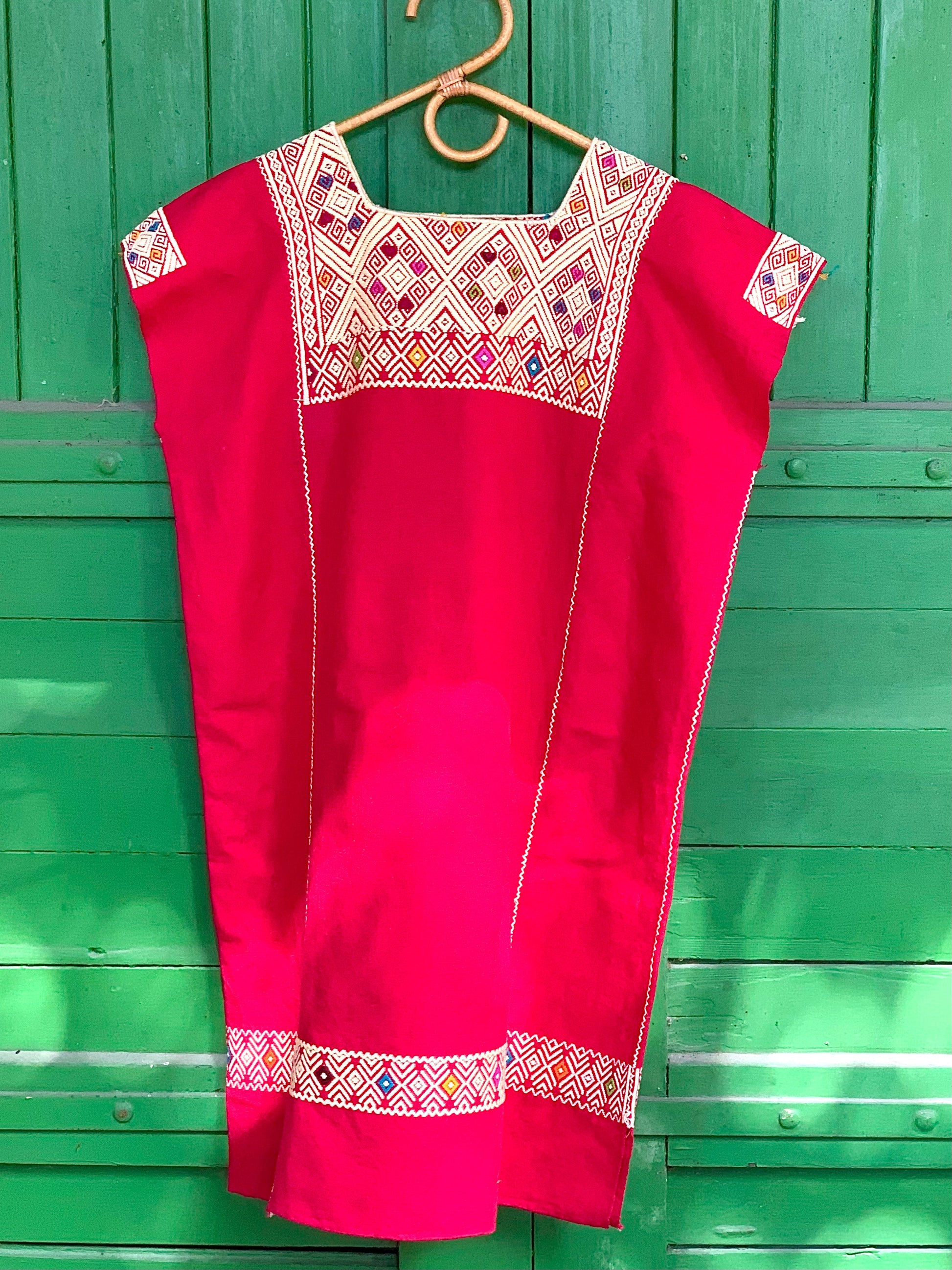 Santa Lupita Kleid in pink mit Stickerei