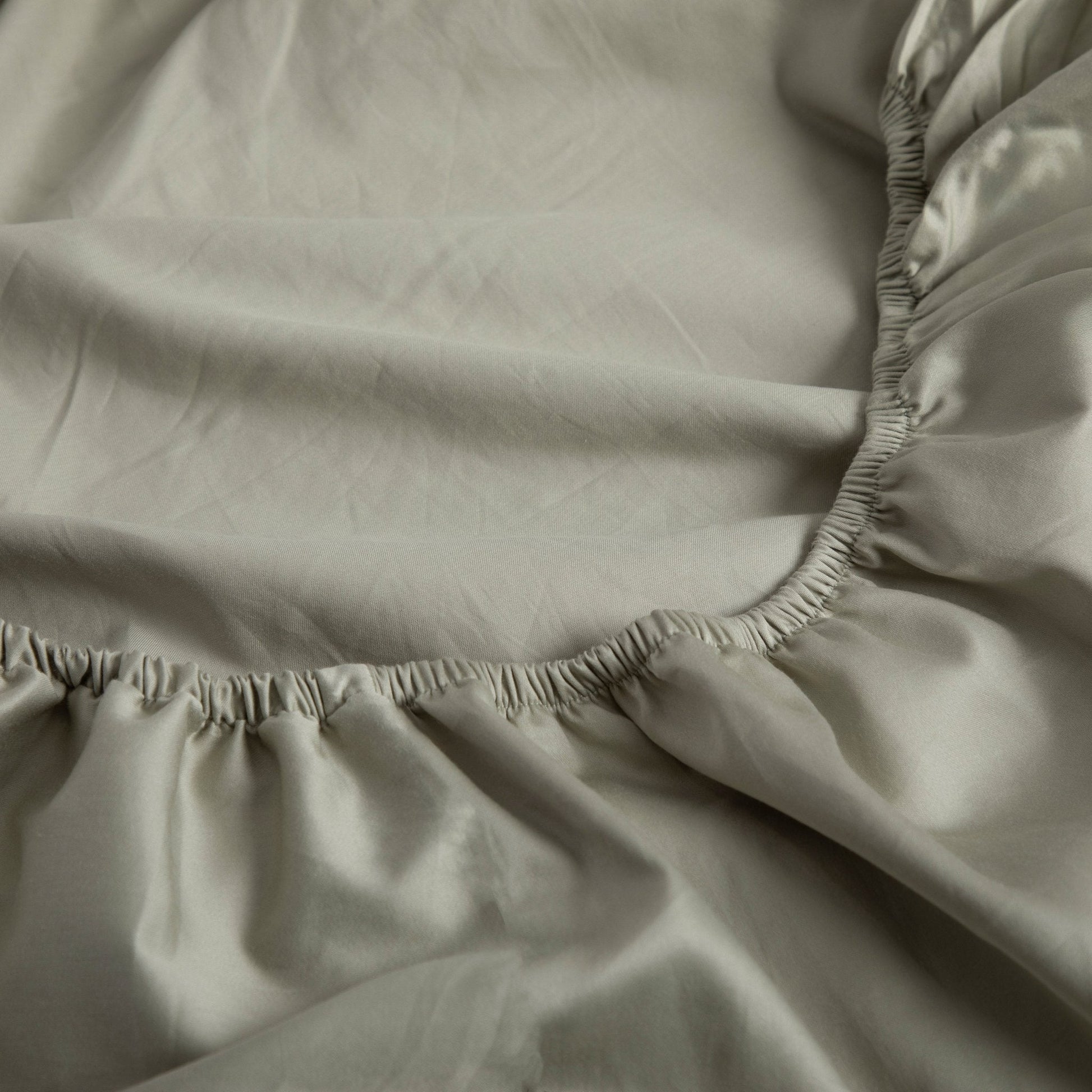 Close-up of a linen bay seagrass fitted sheet with a elastic band at the top. – Linen Bay UK