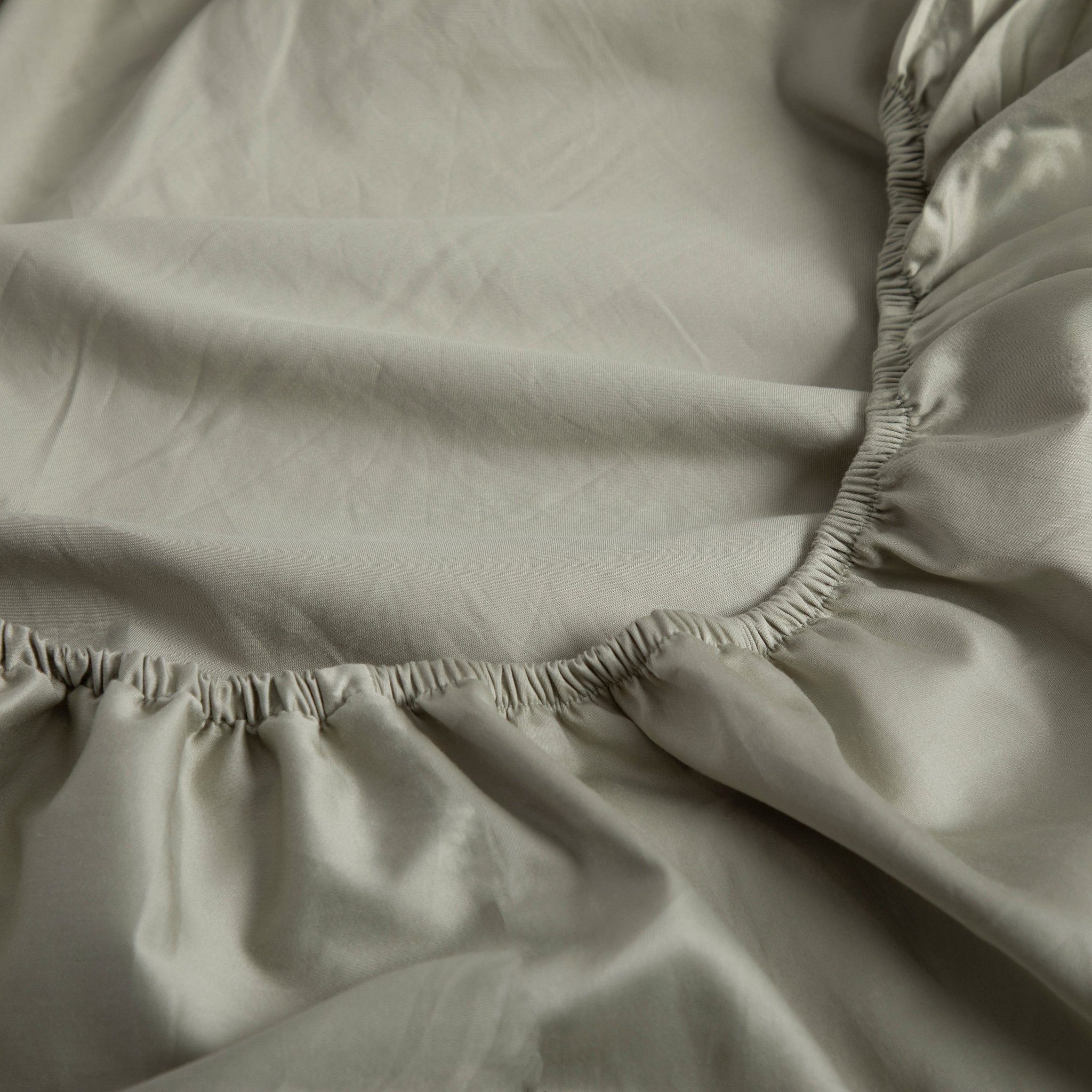 Close-up of a linen bay seagrass fitted sheet with a elastic band at the top. – Linen Bay UK