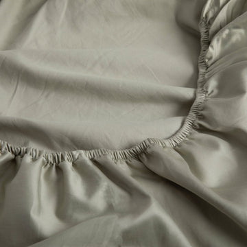 Close-up of a linen bay seagrass fitted sheet with a elastic band at the top. – Linen Bay UK