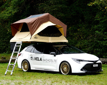 Vela Dachzelt Indie SRT140  mit Dachfenster auf Toyota Corolla Auto montiert.